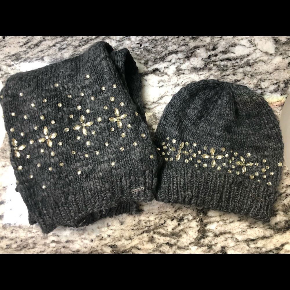 Abercrombie & Fitch women’s hat & scarf set